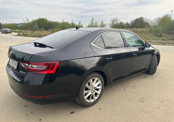 Skoda Superb cena 69000 przebieg: 150000, rok produkcji 2016 z Szczecin małe 37